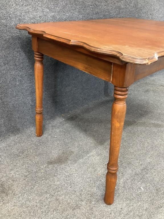 Vintage Maple Dining Table with Two Leaves – Traditional Farmhouse Kitchen Table – Small Expandable Dinette