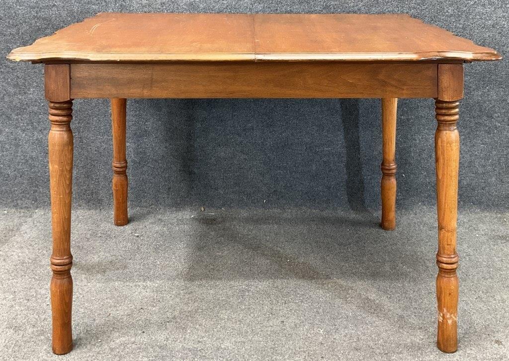 Vintage Maple Dining Table with Two Leaves – Traditional Farmhouse Kitchen Table – Small Expandable Dinette